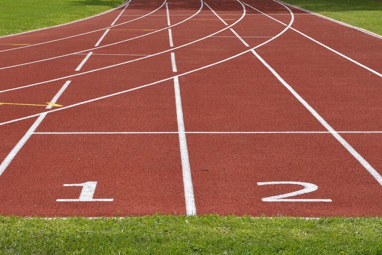 Pista de atletismo representando o treinamento para o TAF PM SP com os 4 exercícios: barra fixa, abdominal remador, corrida 50m e 2.400m