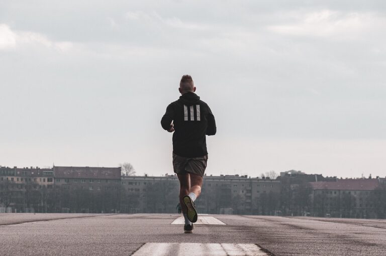 Corredor em treino de resistência representando a corrida de 2400 metros do TAF PM SP com ISF de 13 minutos para o sexo masculino