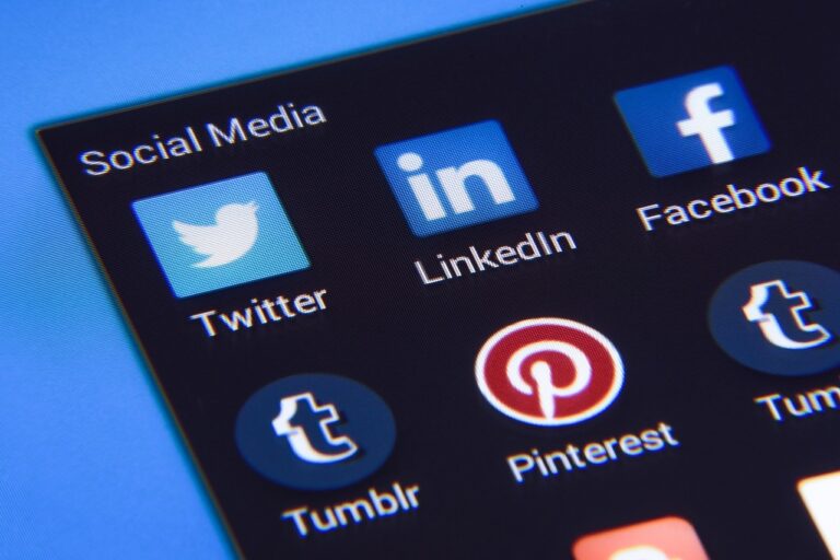 Ícones de redes sociais no smartphone representando a verificação do comportamento digital na investigação social PM SP