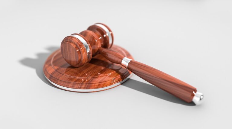 Martelo de juiz representando o mandado de segurança no concurso PM SP — ação judicial para contestar reprovações em etapas do concurso policial