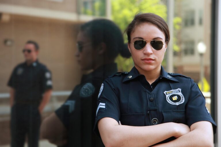 Policial militar uniformizado representando o cargo de Soldado PM SP com salário inicial de R$ 5.055,53 conforme o Edital DP-2/321/25