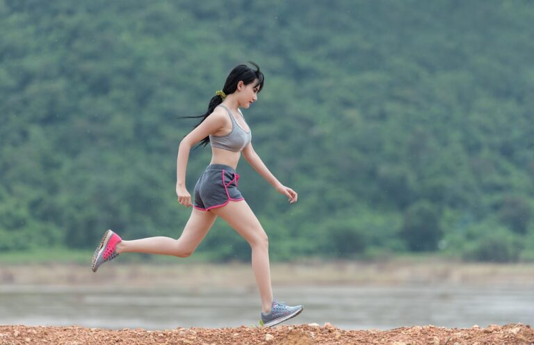 Atleta realizando flexão de braço no solo representando o exercício de apoio de frente do TAF GCM SP
