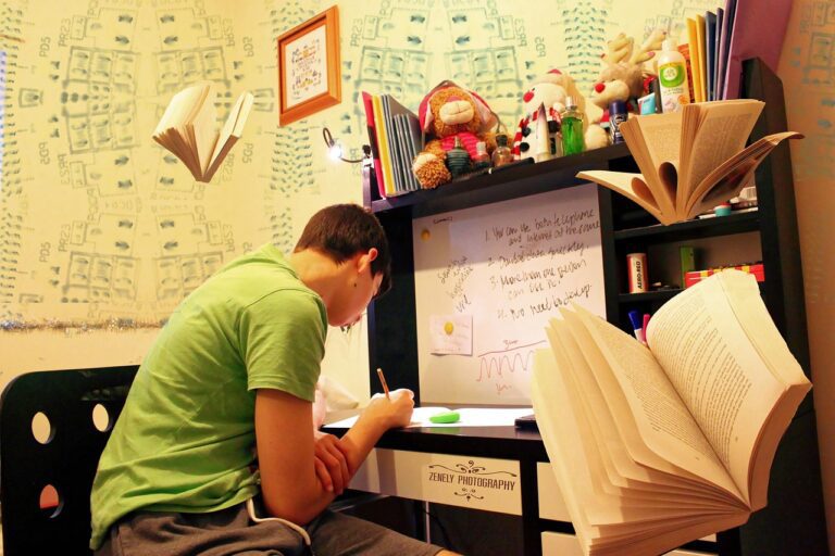 Como estudar para o concurso PM SP - candidato estudando com livros e materiais de preparação
