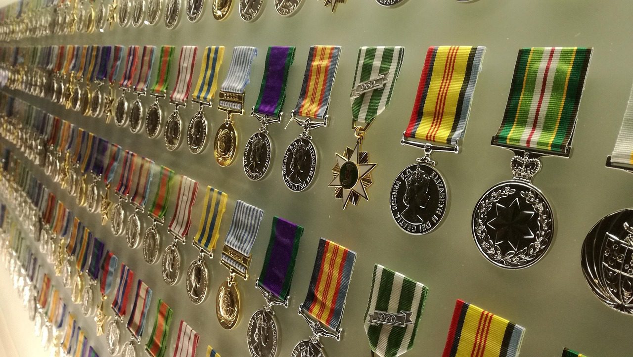 Hierarquia policia militar - medalhas e condecorações militares representando as patentes da PM