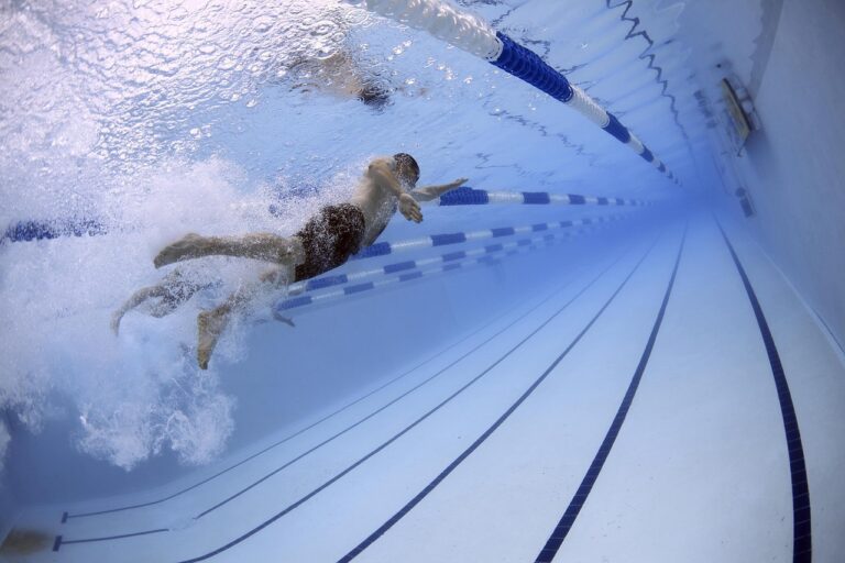 Nadadores em piscina olímpica representando a prova de natação de 50 metros do TAF Barro Branco com ISF de 1 minuto e 5 segundos para ambos os sexos