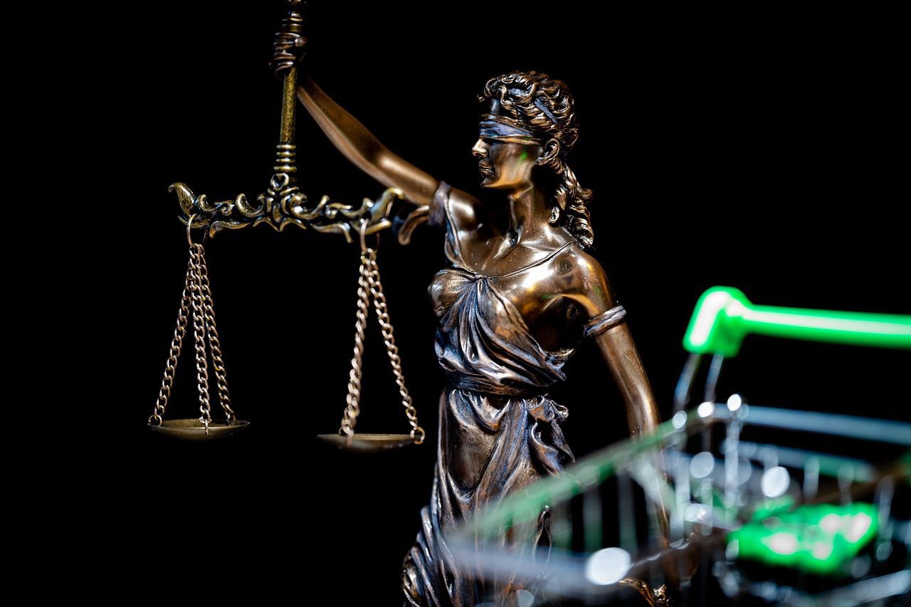 Advogado analisando documentos de recurso contra cláusula de barreira em concurso policial