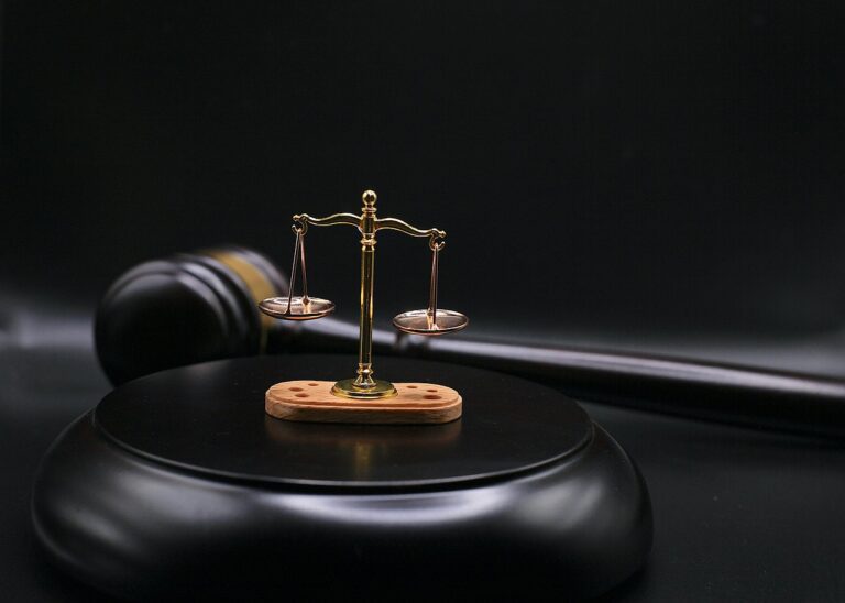 Martelo de juiz e balança da justiça representando a investigação social no concurso policial