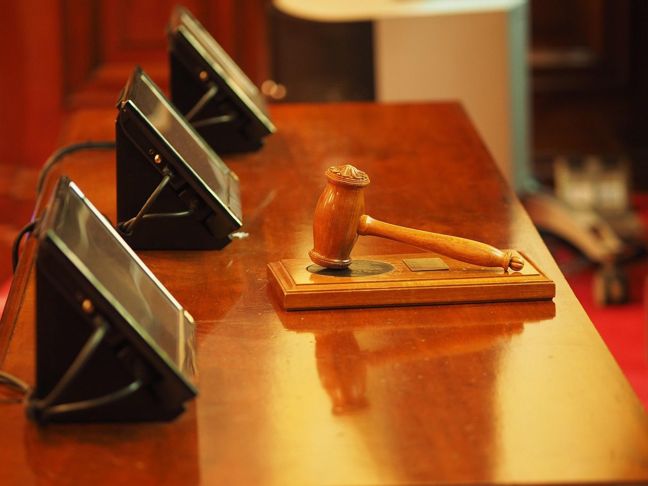 Juiz com martelo representando decisão judicial sobre cláusula de barreira em concurso