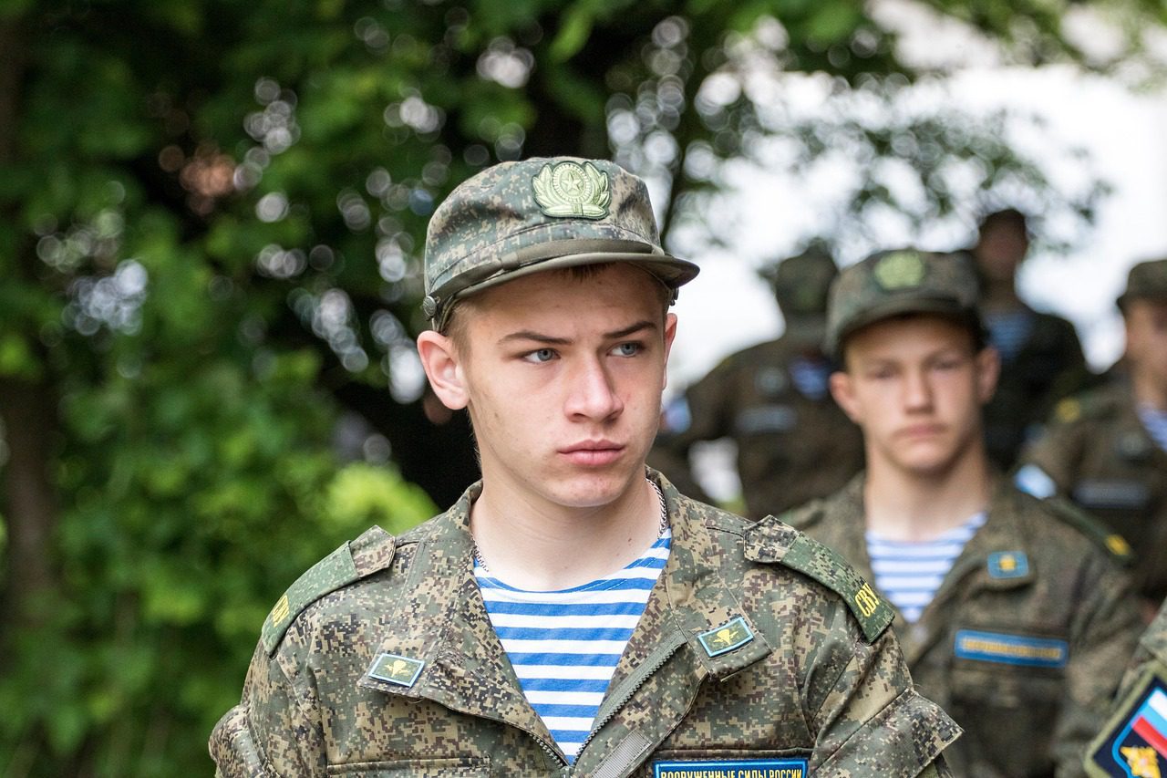 Cadete uniformizado em retrato, aluno-oficial em formação na academia militar