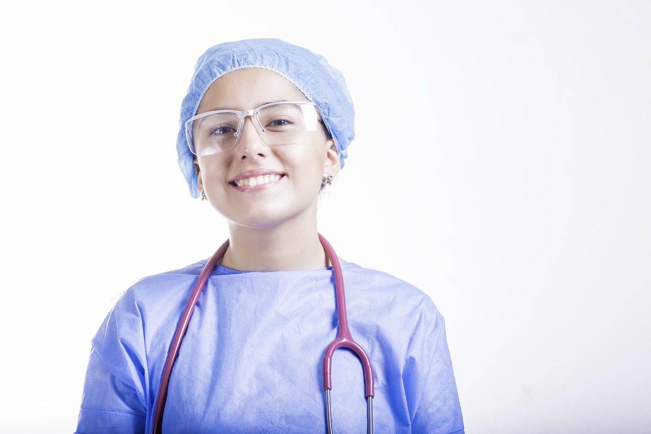 Profissional de saúde durante avaliação do exame médico do concurso PM, etapa que inclui o toxicológico