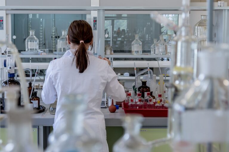 Análise de laboratório representando o exame toxicológico exigido no concurso PM