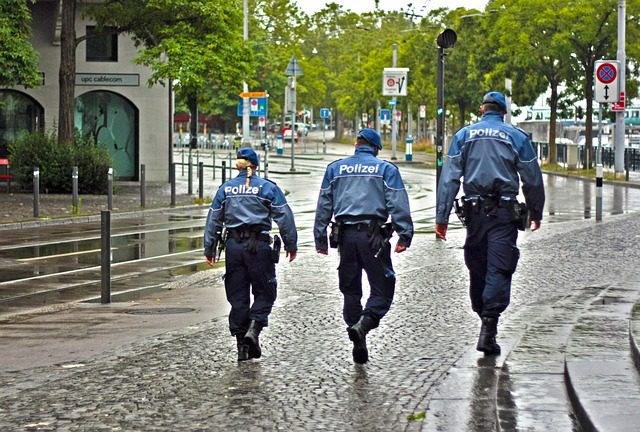 GCM pode prender? Guarda civil municipal em patrulhamento urbano em rua de cidade