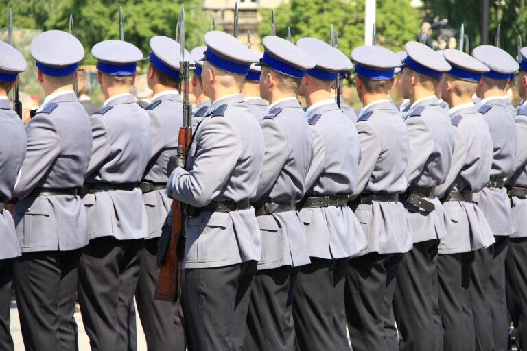 Policiais militares uniformizados em formação, ilustrando a nota de corte PM SP do concurso de Soldado 2026