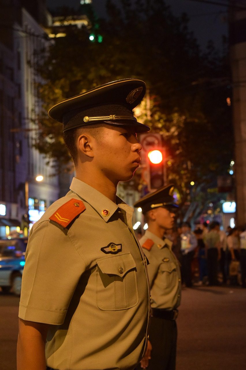 Policiais em serviço noturno, representando os turnos da escala 12x36 do policial militar