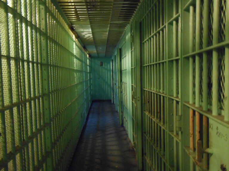 Celas de uma penitenciária, ambiente de trabalho de quem quer saber quanto ganha um policial penal