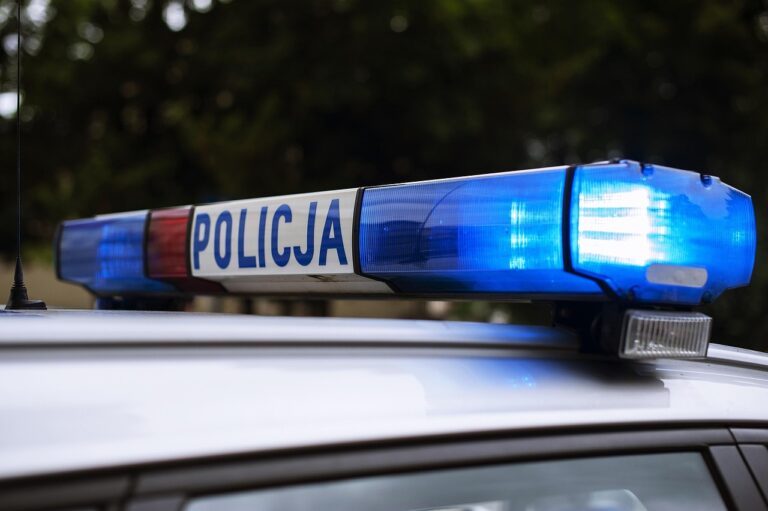 Viatura policial em rodovia ilustrando quanto ganha um policial rodoviário federal em 2026