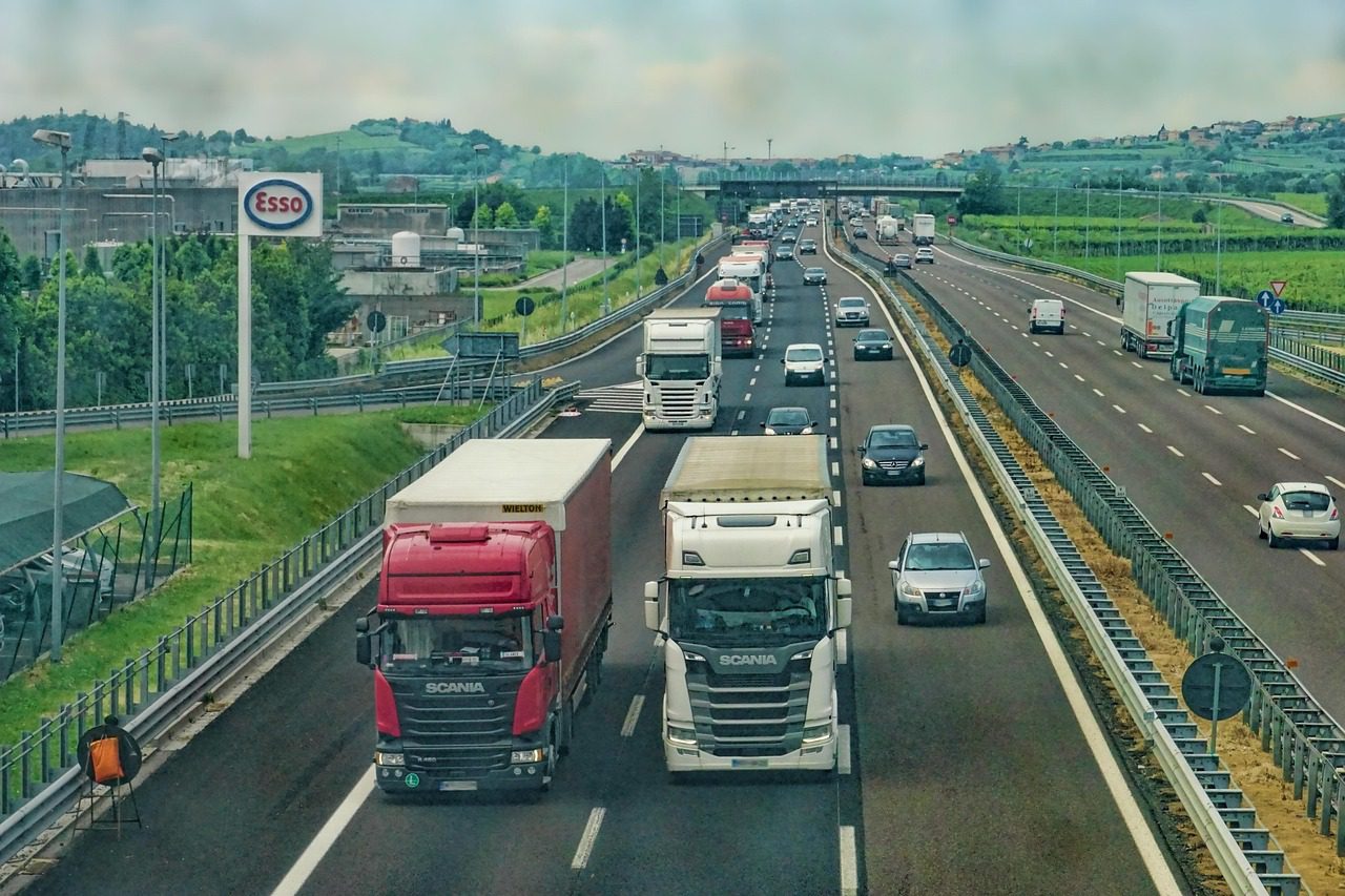 Rodovia com caminhões e tráfego, área de atuação do policial rodoviário federal