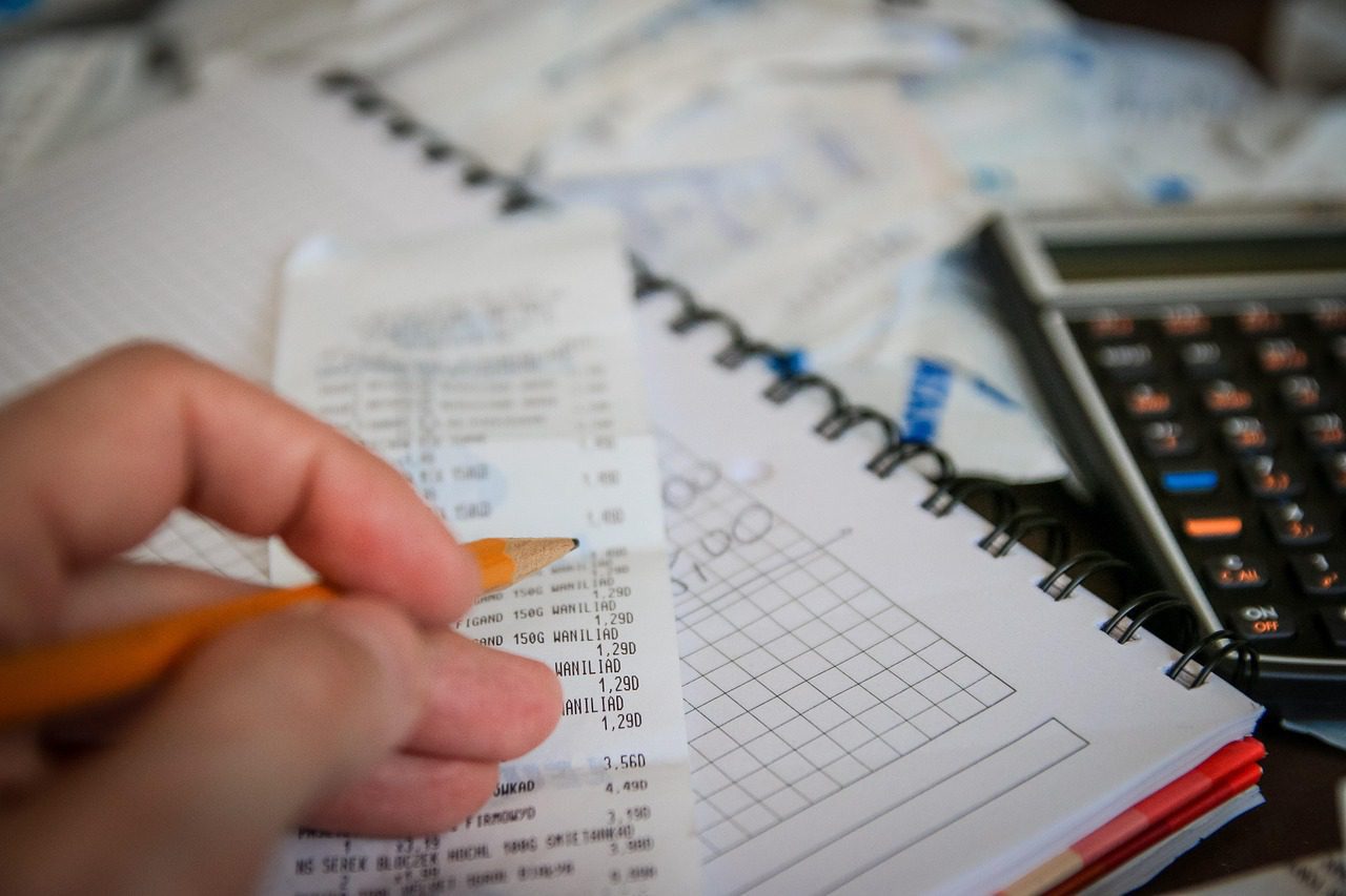 Calculadora e dinheiro representando o cálculo do salário líquido do PRF com descontos