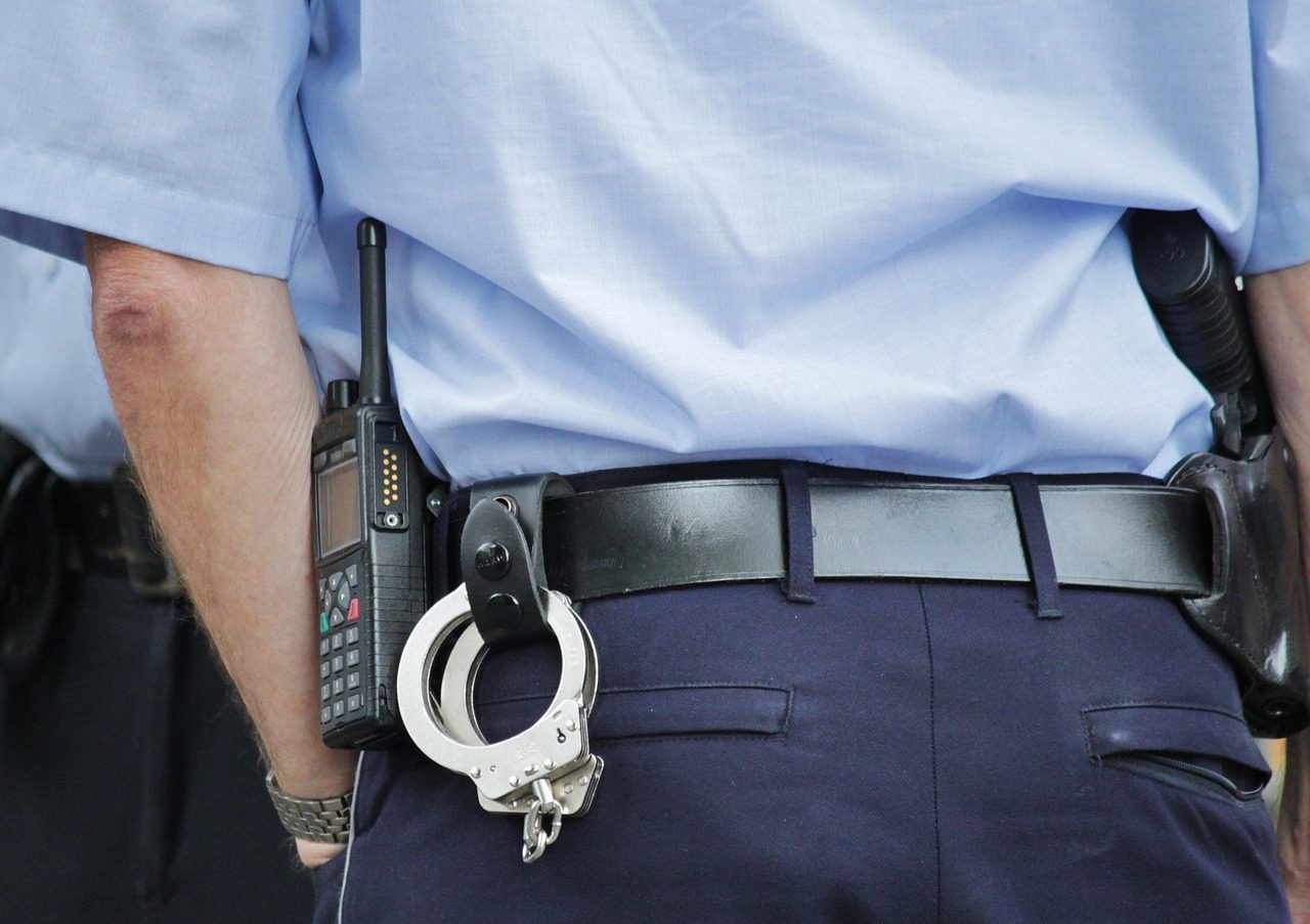 Detalhe de uniforme policial representando as próximas etapas do concurso Soldado PM SP após a nota de corte